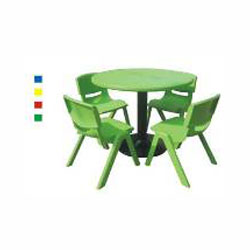 CHILDREN HALF MOON TABLE IN PE (K/D)